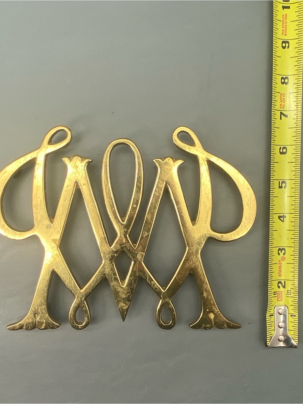Vintage William and Mary Brass Trivet Virginia Metalcrafters Williamsburg 1950 - Picture 7 of 8